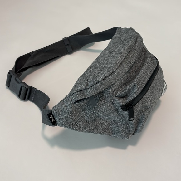 Like New Herschel Hip Pack Fannypack - Picture 6 of 7